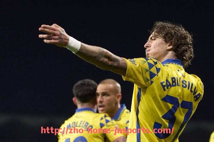 江南综合体育-世俱杯比赛中进攻战术变化及球员配合执行力对比